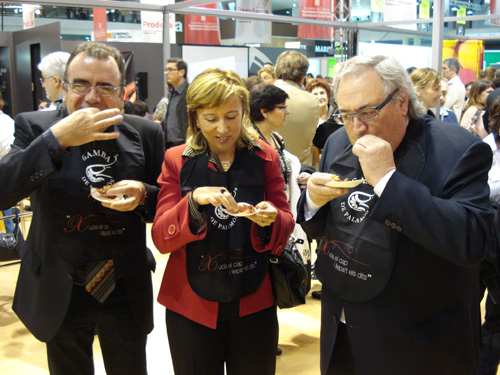 Francesc Benaiges, l'alcaldessa Teresa Ferrés i el regidor Antoni Bachiller, durant   la degustació de gamba.