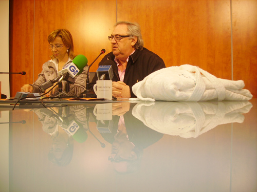 Ferrés i Bachiller, avui, amb un dels barnussos que es repartiran diumenge.