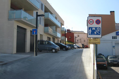 Cotxes aparcats al carrer Nou de Puigpedró.