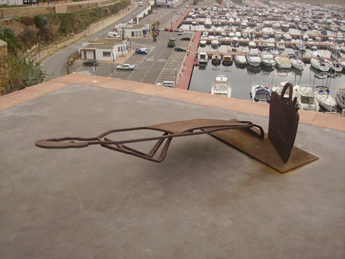 El monument a la dona treballadora, després de la bretolada.