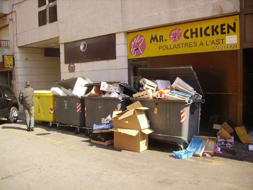 Contenidors plens de deixalles al costat del mercat cobert, avui al migdia.