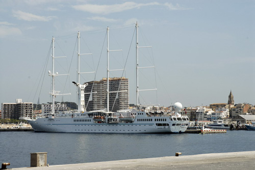 Un creuer turístic al port de Palamós, en una imatge d'arxiu.