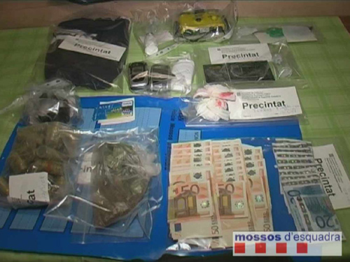 Part dels objectes ocupats als detinguts, en una imatge facilitada pels Mossos   d'Esquadra.