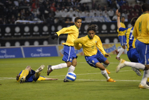 Una imatge del partit entre la Fundació Esportiva Palamós i la Selecció de Brasil.   (Fotografia cedida per Josep Lois).