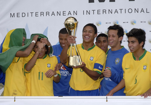 La Selecció de Brasil recull el trofeu de campions cadets del MIC 2008. (Fotografia   cedida per Josep Lois).