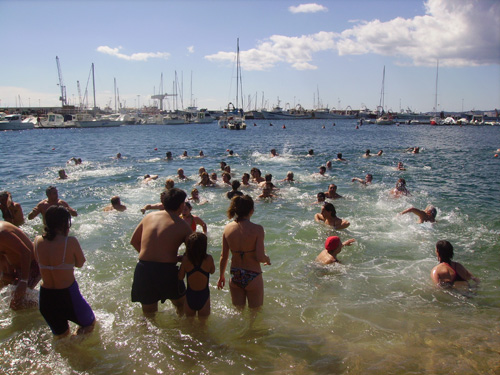 Una part dels participants al 'Primer bany de l'any'.