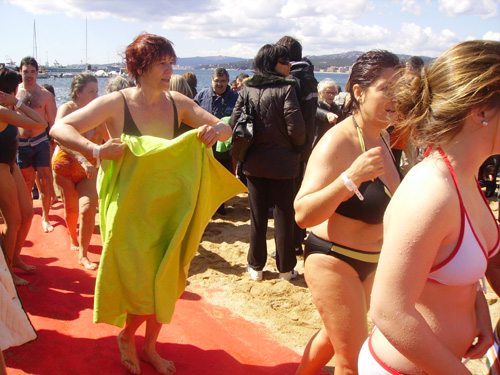 Participants al 'Primer bany de l'any' sortint de l'aigua, diumenge passat.
