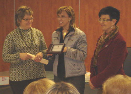 Murillo, a l'esquerra, amb l'alcaldessa Teresa Ferrés i la presidenta de Gespa   Teatre, Meli Ramírez.