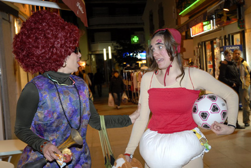 Dues actrius d''El gat gris', aquest passat cap de setmana al carrer Major.   (Fotografia cedida per Josep Lois).