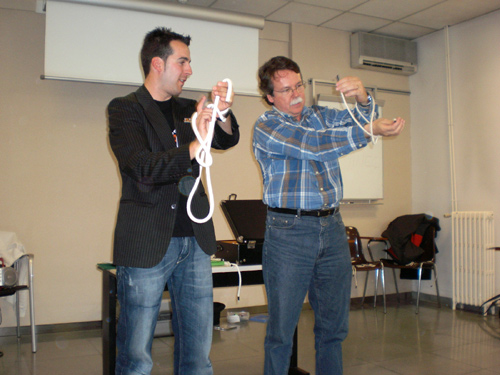 David Agell, a l'esquerra, ahir durant la celebració del taller de màgia a   l'hospital.