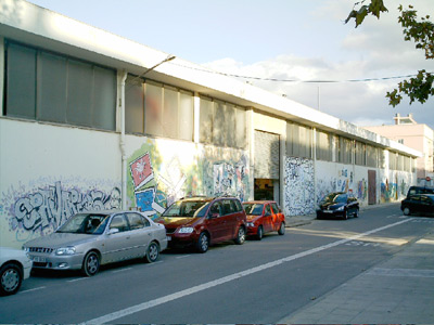 La nau dels cinquanta metres, situada entre el carrer de la Indústria i la plaça del   Suro.
