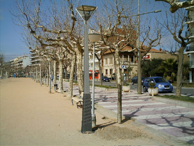 Un dels nous fanals del passeig del Mar.