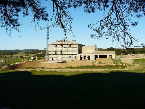 Obres de remodelació d'un mas a la plana de l'Aubi.