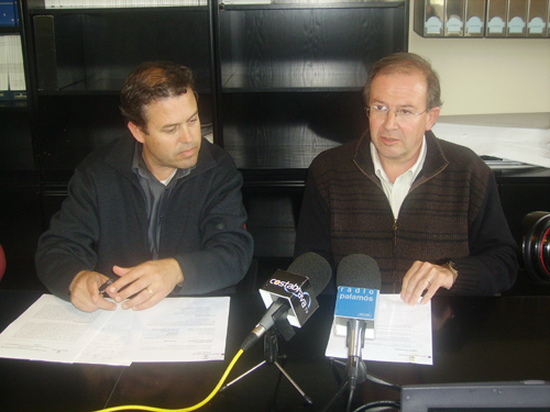 Martí Fonalleras, a la dreta, i el regidor d'Hisenda, Albert Ros, ahir durant la   presentació del pressupost.