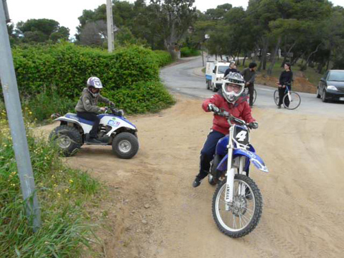 Uns nois amb una moto i un quad, aquesta setmana al PEIN Castell-Cap Roig.