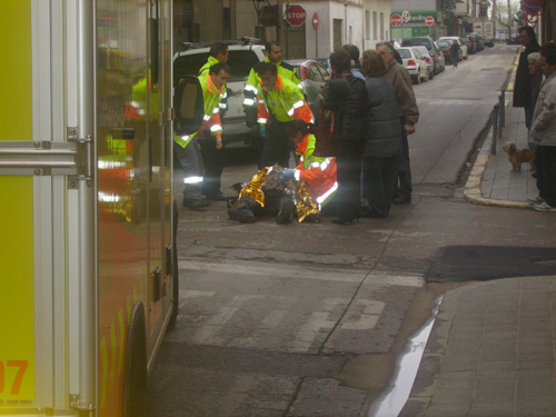 Els serveis sanitaris, atenent el motorista ferit.