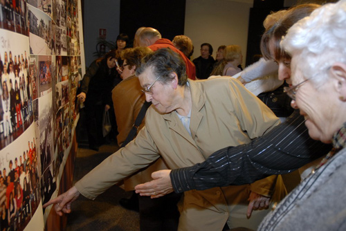 Gent visitant l'exposició dels 125 anys de l'Escola Vedruna, en una imatge   d'arxiu.