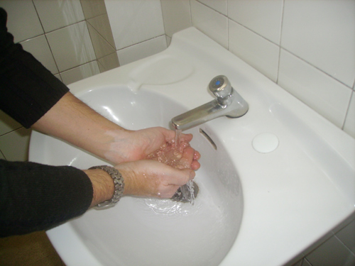 L'aigua de rentar-se les mans es pot reutilitzar.