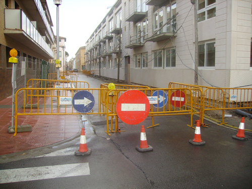 Unes tanques barren el pas a aquest tram del carrer de la Indústria.