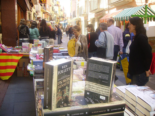 Una parada de llibres al carrer Major de Palamós, aquest matí.