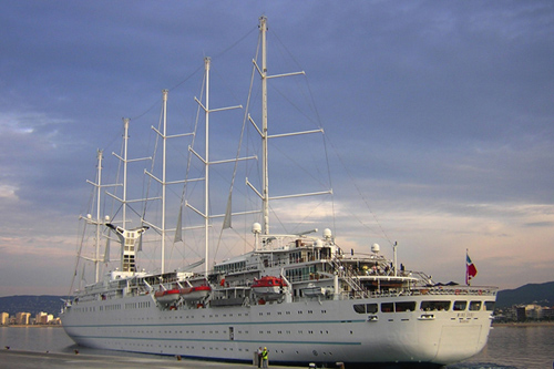 El creuer Wind Surf, al moll comercial del port de Palamós.
