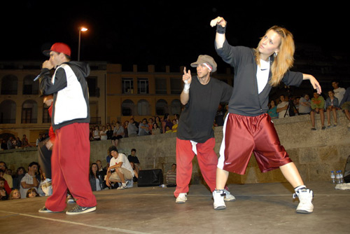Espectacle de dansa al carrer a Palamós, en una imatge d'arxiu.