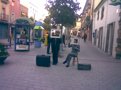 Dos actors d'El Gat Gris, en acció a la plaça dels Arbres.