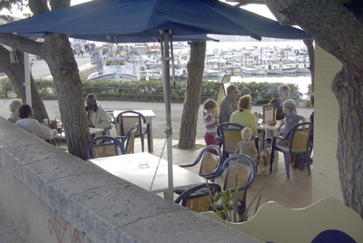 Una terrassa d'un bar, a Palamós.