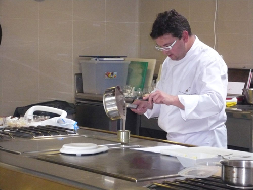 Pep Nogué en plena feina, ahir a l'Aula Gastronòmica.