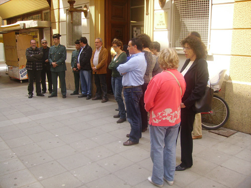 La concentració d'aquest migdia, a la porta de l'Ajuntament de Palamós.