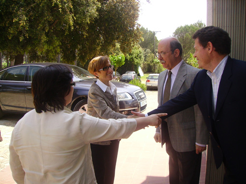La consellera Mar Serna, al centre, a la seva arribada a Vall-llobrega.