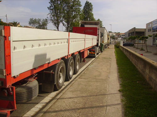 Camions aparcats al costat del polígon industrial de Sant Joan.