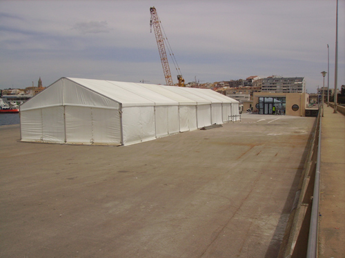 La carpa on es farà una part dels actes, amb l'estació marítima al fons.
