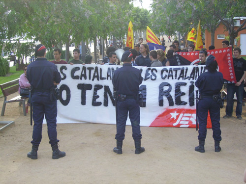 Els manifestants, amb la policia barrant-los el pas.