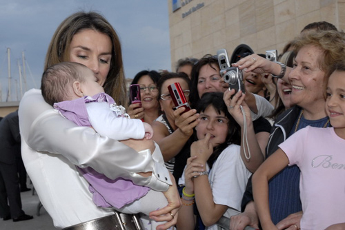La princesa Letizia, entre el públic, amb una criatura en braços. (Fotografia cedida   per Josep Lois).