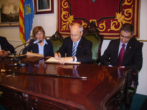 El President Montilla firmant el Llibre d'Honor de la Vila.