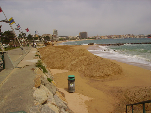 Piles de sorra, avui a la platja de Sant Antoni.