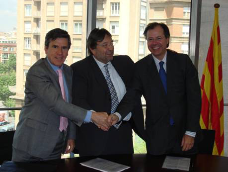 Representants de Renfe, Sarfa i la Generalitat, durant la firma del conveni d'avui.