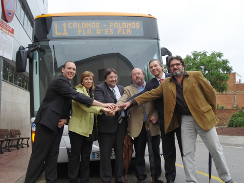 Les autoritats, ahir, amb un dels autobusos de les noves línies.