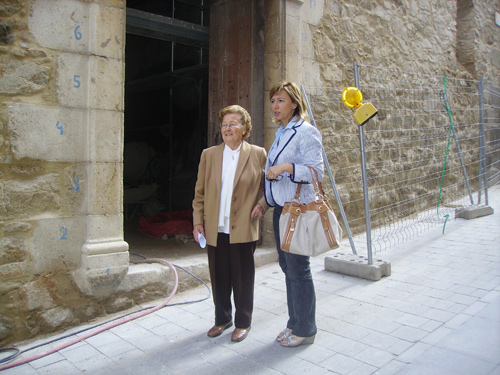 Maria Forné i Teresa Ferrés, aquest matí davant la capella del Carme.