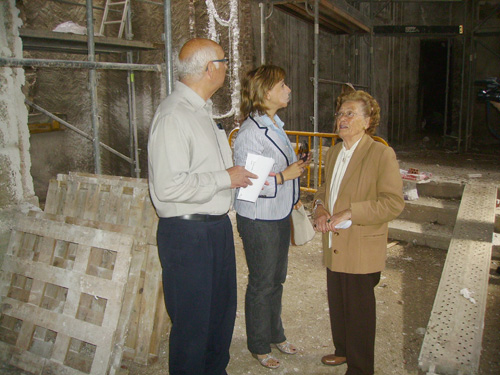 Maria Forné, a la dreta, Teresa Ferrés i el president del Cercle Artístic, Josep   Mercader, ahir a la capella del Carme.
