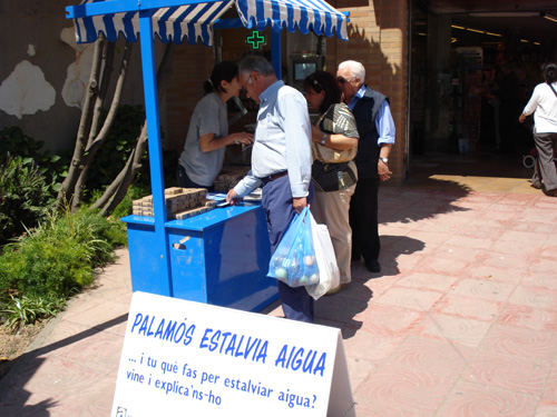 El punt d'informació de l'Àrea de Medi Ambient, aquest matí a l'avinguda de   Catalunya.
