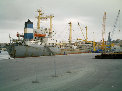Un vaixell descarregant al port de Palamós.