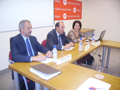 Enric Aloy, a l'esquerra, durant l'acte d'avui a la Cambra de Comerç de Palamós.