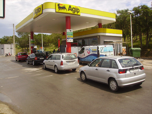Cotxes fent cua a l'estació de servei de Sant Joan, aquest migdia.
