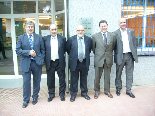 El conseller Josep Huguet, al centre, durant la visita que ha fet avui a   Vall-llobrega.