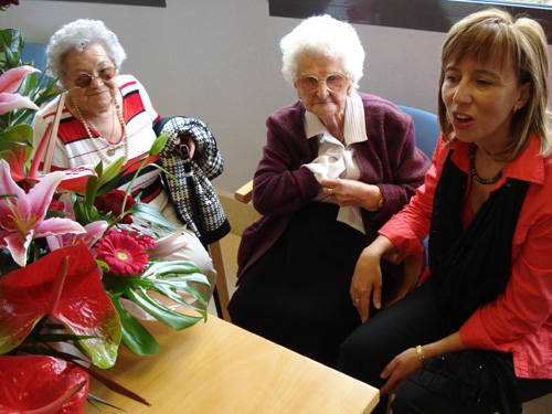 Aurina Pendas, al centre, ahir celebrant el seu aniversari.