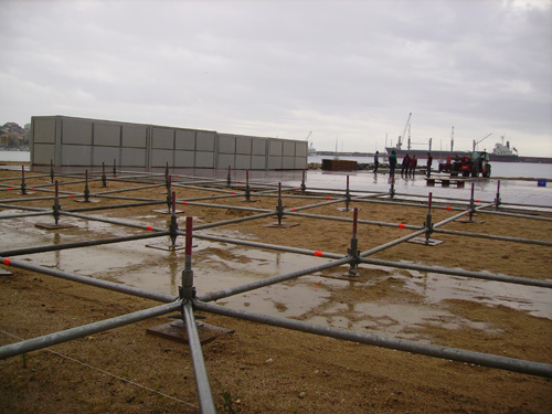 Muntatge de l'espai de barraques, aquesta tarda.