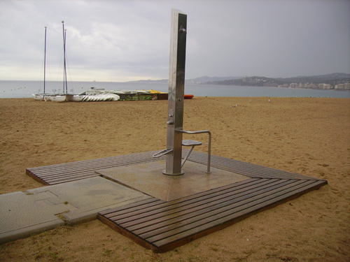 Una dutxa a la platja Gran de Palamós.