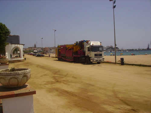 Un dels últims camions carregats amb atraccions, aquest migdia.